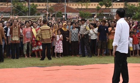 Presiden Joko Widodo (tengah) 