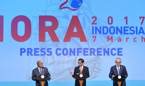 Presiden Joko Widodo (tengah), PM Australia Malcom Turnbull (kanan) dan Presiden Afrika Selatan Jacob Zuma (kiri) memberikan keterangan pers hasil pertemuan para kepala negara dan pimpinan delegasi dalam rangkaian KTT Indian Ocean Rim Association (IORA) 20