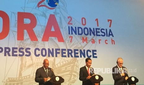 Presiden Joko Widodo (tengah), PM Australia Malcom Turnbull (kanan) dan Presiden Afrika Selatan Jacob Zuma (kiri) memberikan keterangan pers hasil pertemuan para kepala negara dan pimpinan delegasi dalam rangkaian KTT Indian Ocean Rim Association (IORA) 20