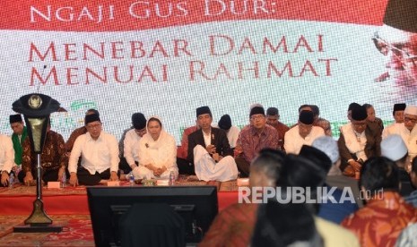 Presiden Joko Widodo (tengah) saat menghadiri Haul Gus Dur ke-7 di Jakarta, Jumat (23/12). Pada Haul ke-7 Gus Dur ini mengangkat tema Menebar Damai Menuai Rahmat. 