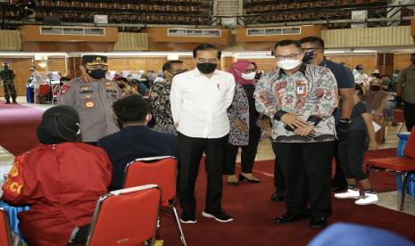 Presiden Joko Widodo (tengah) saat meninjau vaksinasi merdeka di Institut Pertanian Bogor (IPB).