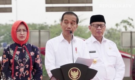 Presiden Joko Widodo (Tengah) saat meresmikan Tol Jorr 2, ruas Kunciran-Serpong