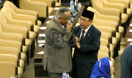 Presiden Joko Widodo(tengah) serta Ketua DPR RI, Setya Novanto (ketiga kiri) bersama delegasi peserta Konferensi Parlemen Asia Afrika berfoto bersam saat pembukaan Konferensi Parlemen Asia-Afrika di Gedung Nusantara, DPR, Senayan, Jakarta, Kamis (23/4). (R