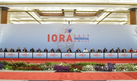 Presiden Joko Widodo (tengah)  serta pimpinan delegasi KTT Indian Ocean Rim Association (IORA) 2017 melakukan penandatanganan Jakarta Concord di Jakarta Convention Center, Jakarta, Selasa (7/3). 