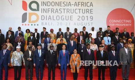 Presiden Joko Widodo (tengah) yang didampingi sejumlah menteri kabinet kerja berfoto bersama perwakilan delegasi negara-negara Afrika saat menghadiri Indonesia-Africa Infrastructure Dialogue 2019 di Bali, Selasa (20/8/2019).