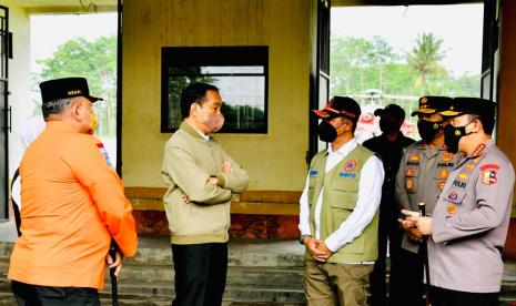 Presiden Joko Widodo tiba di Kabupaten Lumajang untuk meninjau daerah terdampak erupsi Gunung Semeru, Selasa (7/12). 