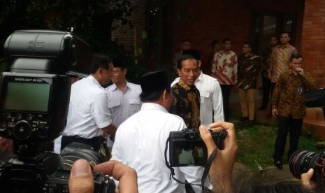 Presiden Joko Widodo tiba di padepokan Garuda Yaksa, Bojong Koneng, Bogor untuk melakukan pertemuan dengan Ketua Dewan Pembina/ Ketua Partai Gerindra Prabowo Subianto, Senin (31/10).