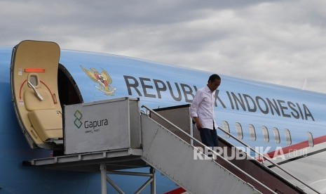 Presiden Joko Widodo menuruni tangga pesawat kepresidenan. Pesawat kepresidenan disebut akan dicat ulang dengan dominasi warna bendera Indonesia, merah putih.