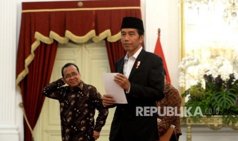  Presiden Joko Widodo usai memberikan keterangan pers terkait kuota jamaah haji di Istana Merdeka, Jakarta, Rabu (11/1). 