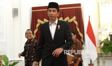  Presiden Joko Widodo usai memberikan keterangan pers terkait kuota jamaah haji di Istana Merdeka, Jakarta, Rabu (11/1). 