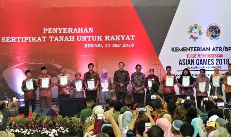 Presiden Joko Widodo usai menyerahkan 3.026 sertifikat tanah kepada masyarakat di Asrama Haji, Kota Bekasi, Jawa Barat, Kamis  (31/5).