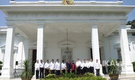  Presiden Joko Widodo, Wakil Presiden Jusuf Kalla, bersama jajaran menteri yang baru berfoto bersama usai konferensi pers terkait perombakan Kabinet Kerja ke-2 di Istana Merdeka, Jakarta, Rabu (27/7).(Republika/Wihdan Hidayat) 