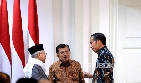 Presiden Joko Widodo, Wapres Jusuf Kalla, dan Ketua Umum MUI Maruf Amin (dari kanan) 