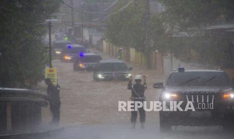 Presiden Joko Widodo yang berada di dalam mobil kepresidenan melintasi banjir di Desa Pekauman Ulu, Kabupaten banjar, Kalimantan Selatan, Senin (18/1/2021). Kunjungan kerja tersebut dalam rangka melihat langsung dampak banjir dan meninjau posko pengungsian korban banjir di Provinsi Kalimantan Selatan. 