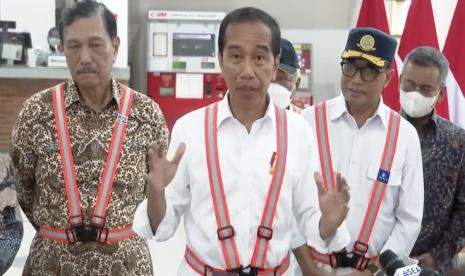 Presiden Joko Widodo (tengah).