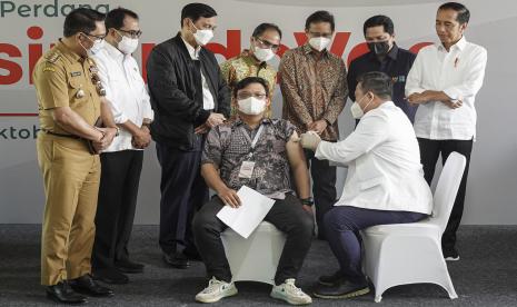 Presiden Joko Widodo?(kanan) didampingi (dari kiri) Gubernur Jawa Barat Ridwan Kamil, Menteri Perhubungan Budi Karya Sumadi, Menteri Koordinator Bidang Kemaritiman dan Investasi Luhut Binsar Pandjaitan, Direktur Utama Bio Farma Honesti Basyir, Menteri Kesehatan Budi Gunadi Sadikin dan Menteri BUMN Erick Thohir menyaksikan petugas menyuntikkan vaksin pada Peluncuran dan Penyuntikan Perdana Vaksin IndoVac di kantor Bio Farma, Bandung, Jawa Barat, Kamis (13/10/2022). IndoVac menjadi vaksin COVID-19 pertama yang diproduksi secara lokal di dalam negeri mulai dari proses hulu hingga hilir dan telah mendapatkan Emergency Use Authorization (EUA) atau izin penggunaan darurat serta akan diproduksi sebanyak 20 juta dosis di tahun 2022. 