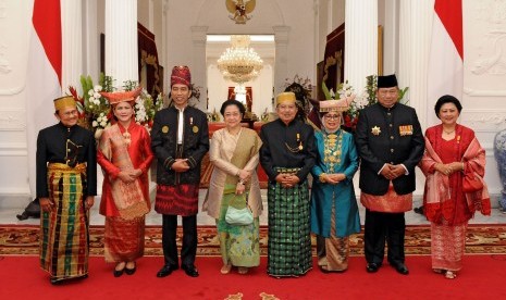 Presiden Joko Widoo (ketiga kiri) dan Wapres Jusuf Kalla (keempat kanan) berfoto bersama (dari kiri) mantan Presiden BJ Habibie, Iriana Joko Widodo, mantan Presiden Megawati Soekarnoputri, Mufidah Jusuf Kalla, mantan Presiden Soesilo Bambang Yudhoyono dan Ani Yudhoyono usai upacara peringatan detik-detik proklamasi kemerdekaan RI dengan mengenakan busana adat di Istana Negara, Jakarta, Kamis (17/8).