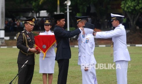 Presiden Joko Wododo (tengah) melakukan Pelantikan Praja Muda Institut Pemerintahan Dalam Negeri (IPDN) Angkatan XXIII Tahun 2016 di kampus IPDN Jatinangor, Sumedang, Jawa Barat, Senin (8/8).