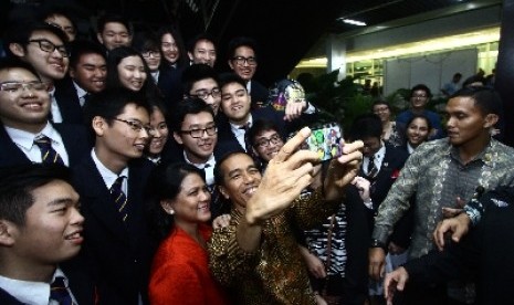 Presiden Jokowi ber-selfie bersama siswa Anglo Chinese School (ASC) International, Singapura.