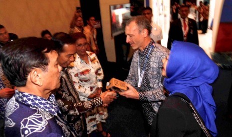 Presiden Jokowi berbincang dengan Emmanuel Faber, CEO Danone, dalam forum Our Ocean Conference 2018 di Bali, Senin (29/10).