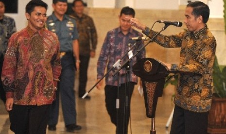  Presiden Jokowi berbincang dengan salah satu anggota Tim Nusantara Sehat Angkatan I di Istana Negara, Senin (4/5). 