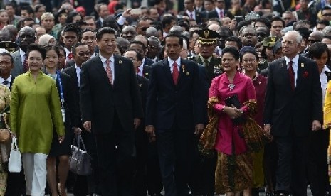 Presiden Jokowi berdampingan dengan Presiden RRC Xi Jinping.