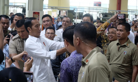 Presiden Jokowi berdialog dengan buruh pabrik sepatu di lingkungan PT KPK Global Sports di Cikupa, Tangerang,  Banten, Selasa (30/4). 