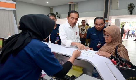 Presiden Jokowi berdialog dengan warga penerima bantuan BLT El Nino