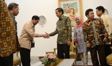 Presiden Jokowi bersalaman dengan Menko Polhukam Tedjo Edy Purdjiatno. di Istana Merdeka, Jakarta, Kamis (29/1).