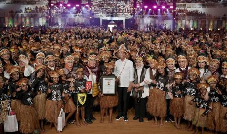 Presiden Jokowi bersama 6.000 anak semarakkan puncak Hari Anak Nasional Ke-40 di Papua.