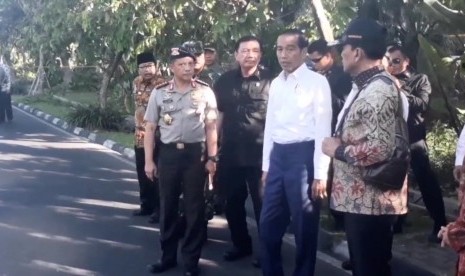 Presiden Jokowi bersama beberapa jajaran petinggi negara dan daerah di Surabaya meninjau TKP bom bunuh diri Surabaya.