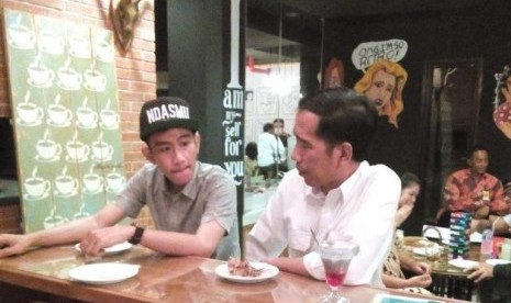 Presiden Jokowi bersama Gibran ketika berkunjung ke kafe Markobar.