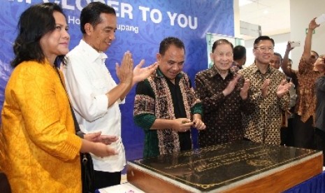 Presiden Jokowi bersama Ibu Negara Iriana saat meresmikan pembukaan Rumah Sakit (RS) Siloam Kupang, Sabtu (20/12).  