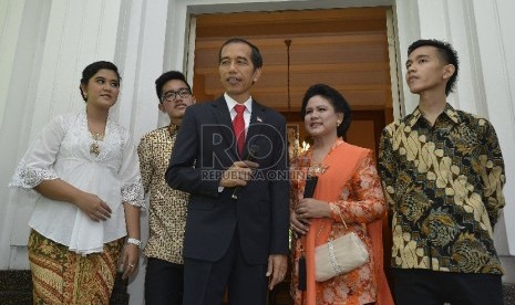 Presiden Jokowi bersama Iriana Widodo bersama ketiga anaknya.