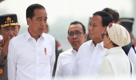 President Jokowi with Menhan Prabowo and Foreign Minister Retno Marsudi during a review of humanitarian aid to Palestine in Lanud Halim Perdanakusuma, East Jakarta, Saturday (4/11/2023).