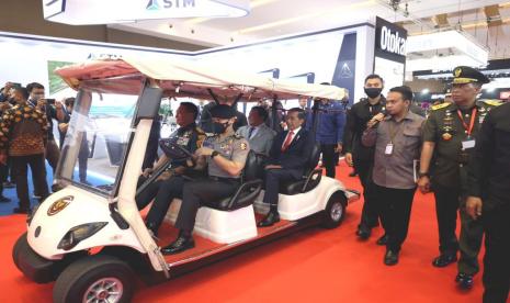 Presiden Jokowi bersama Menhan Prabowo Subianto meninjau stan pameran Indo Defence di JIExpo, Kemayoran, Jakarta Pusat, Rabu (2/11/2022).