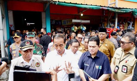 Presiden Jokowi bersama Menko PMK Muhadjir Effendy, Menteri BUMN Erick Thohir, Panglima TNI Laksamana Yudo Margono, dan Kapolri Jenderal Listyo Sigit Prabowo.