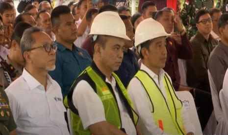 Presiden Jokowi bersama Menkominfo Budi Arie Setiadi di Kepulauan Talaud, Sulawesi Utara, Kamis (28/12/2023).