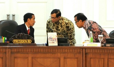 Presiden Jokowi bersama Mensesneg Pratikno dan Seskab Pramono Anung.