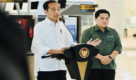 Presiden Jokowi bersama Menteri BUMN Erick Thohir.