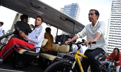 Presiden Jokowi bersepeda di Bundaran HI, Ahad (25/1).