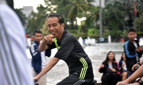 Presiden Jokowi bersepeda di Bundaran HI, Jakarta, Ahad (4/12). 