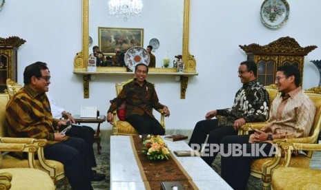 Presiden Jokowi bertemu dengan Gubernur DKI Anies Baswedan dan Wagub Sandiaga Uno.