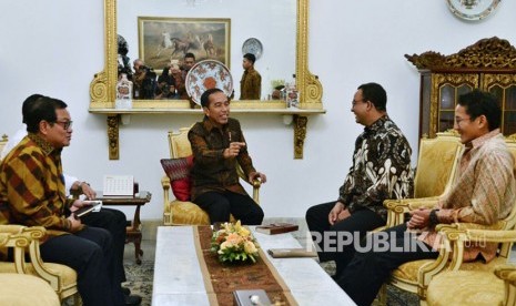 Presiden Jokowi bertemu dengan Gubernur DKI Anies Baswedan dan Wagub Sandiaga Uno.