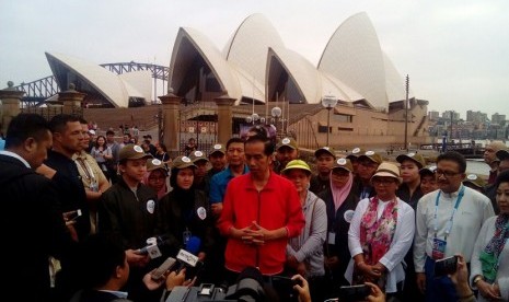 Presiden Jokowi beserta Ibu Iriana, Mensesneg Pratikno, Menlu Retno Marsudi, Menko Polhukam Wiranto, dan Dubes RI untuk Australia Yohanes Kristiarto memberikan jumpa pers terkait agenda RI di ASEAN Australia Special Summit 2018, Sabtu (17/3) pagi.