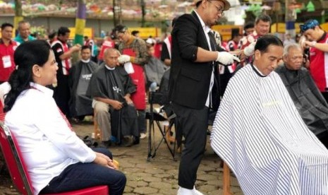 Presiden Jokowi cukur rambut bersama bersama warga.