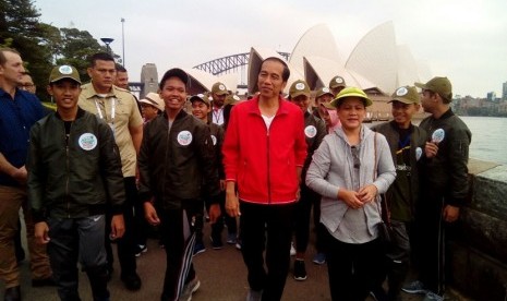 Presiden Jokowi dan Ibu Iriana berbincang dengan para pelajar dan santri dari berbagai daerah di Indonesia, di tepi Opera House Sydney, Sabtu (17/3) pagi. Presiden kemudian mengajak para pemuda pemudi ini jalan jalan pagi.