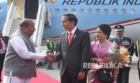 Presiden Jokowi dan Ibu Iriana telah tiba di India,  disambut oleh Kepala Protokol Negara India Sanjay Verma dan Duta Besar Republik Indonesia untuk India Sidharto Suryodipuro, Kamis (25/1).  