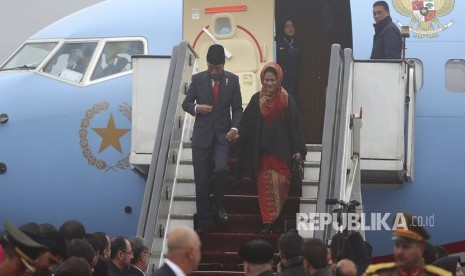 Presiden Jokowi dan Ibu Iriana tiba di Bandara Internasional Hamid Karzai, Afganistan, Senin (29/1).