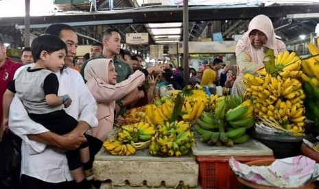 Presiden Jokowi dan Ibu Negara Iriana membeli pisang di sebuah pasar